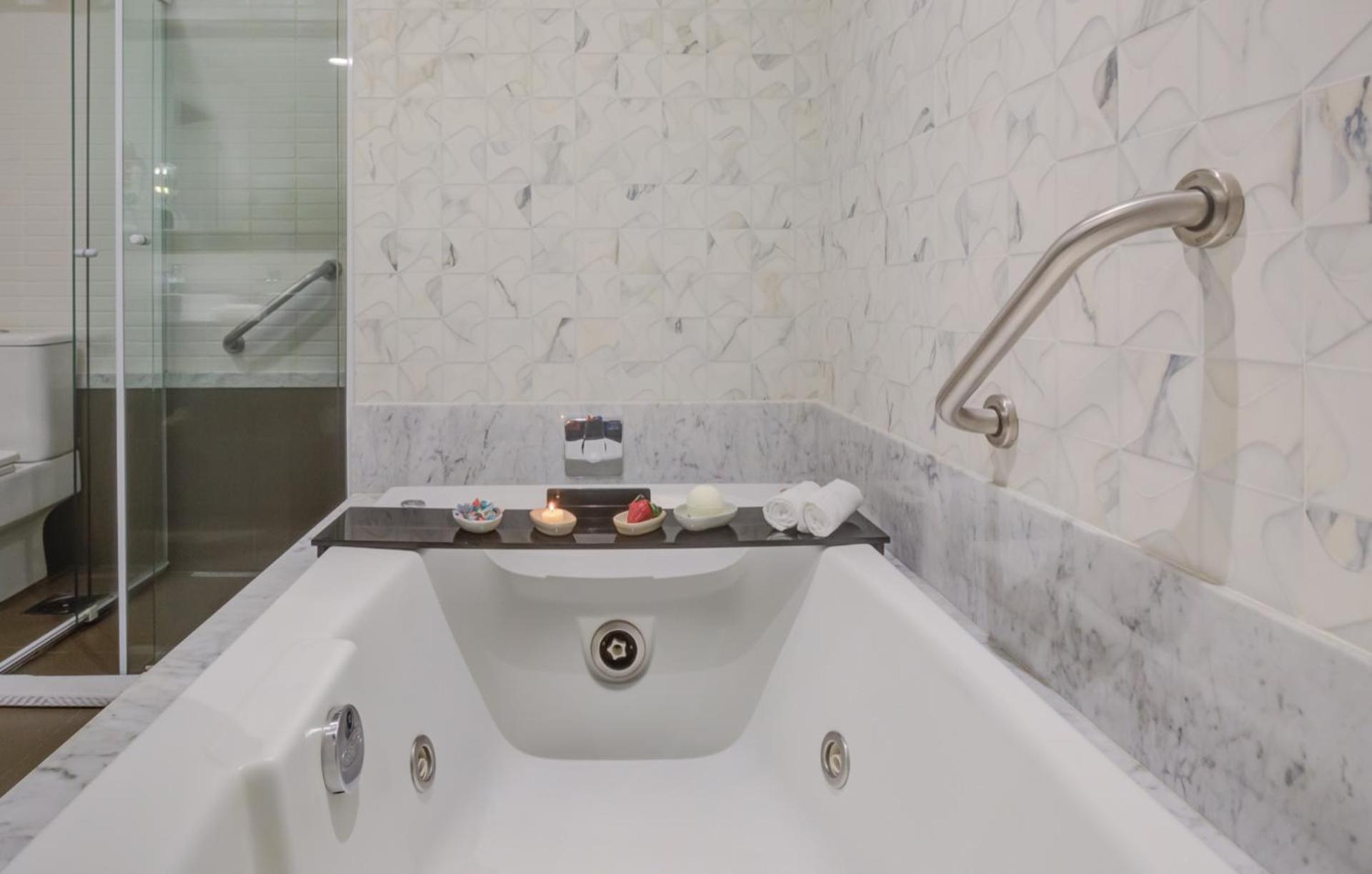 Transamerica Collection ゴイアニア エクステリア 写真 A bathtub with a shower door