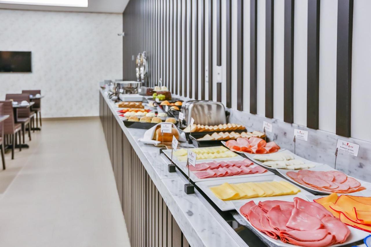 Transamerica Collection ゴイアニア エクステリア 写真 A buffet at a hotel