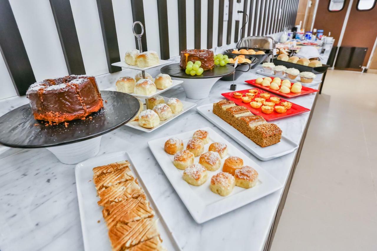 Transamerica Collection ゴイアニア エクステリア 写真 A selection of cakes at a buffet