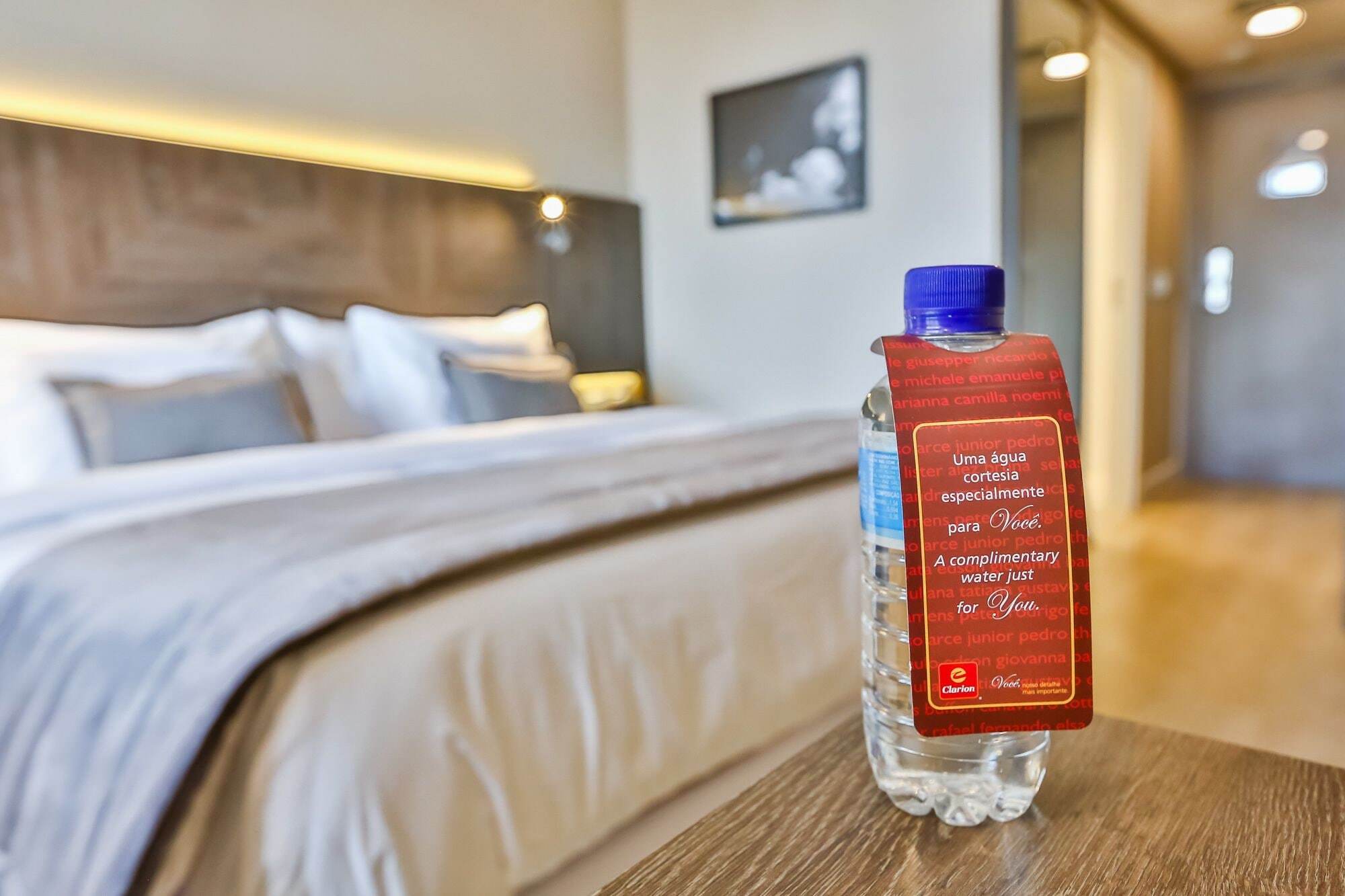 Transamerica Collection ゴイアニア エクステリア 写真 A bottle of water in a hotel room